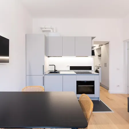 Center - Modern With Parking Daire